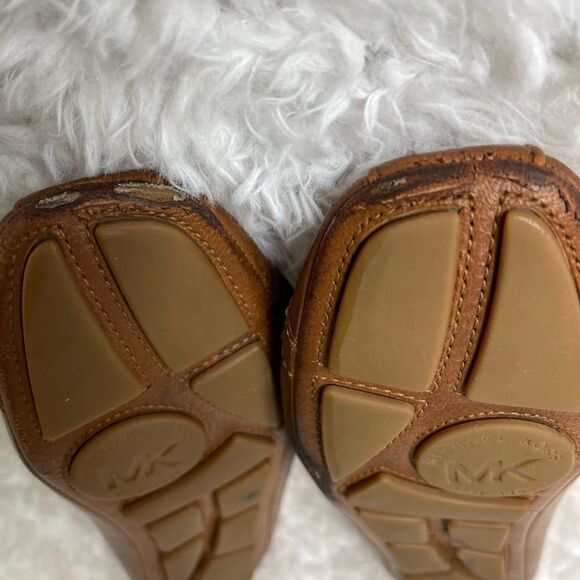 Michael Kors Fulton leather tan slip on flats with gold tone logo accent SZ7.5M - Picture 7 of 10
